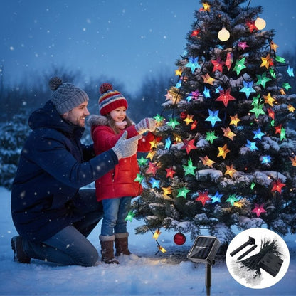 Père fille installent guirlande exterieur noel solaire étoiles multicolores 