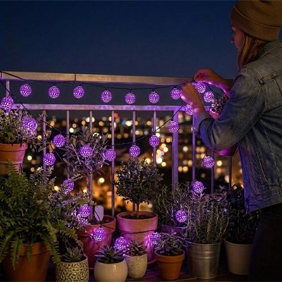 guirlande solaire violet boules perforations décoratives balcon ambiance unique