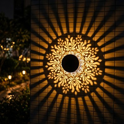 jardin lampe solaire ajouré jeux ombre sur mur