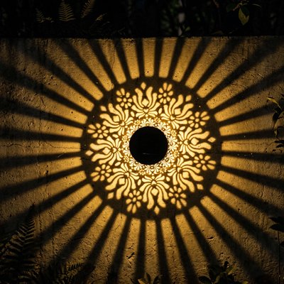 jardin lampe solaire ajouré jeux ombre sur muret 