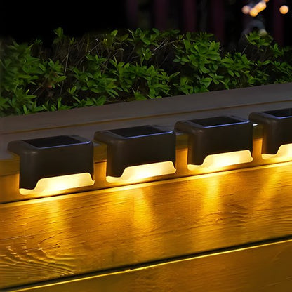 Lampe solaire fixation coin luminosité chaude boitier noir bordure