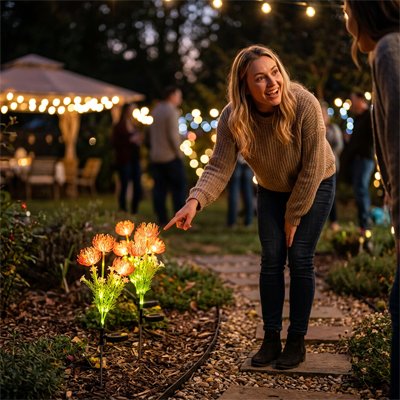 Lampes jardins solaires bouquet fleurs rouges femme émerveillée