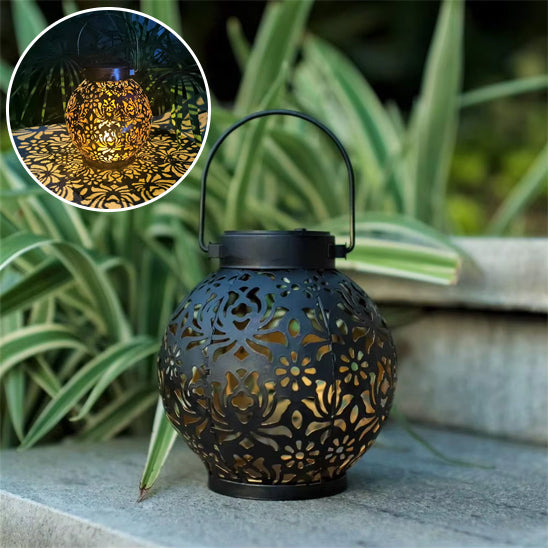 lanterne solaire fer forgé motif fleurs posée marches