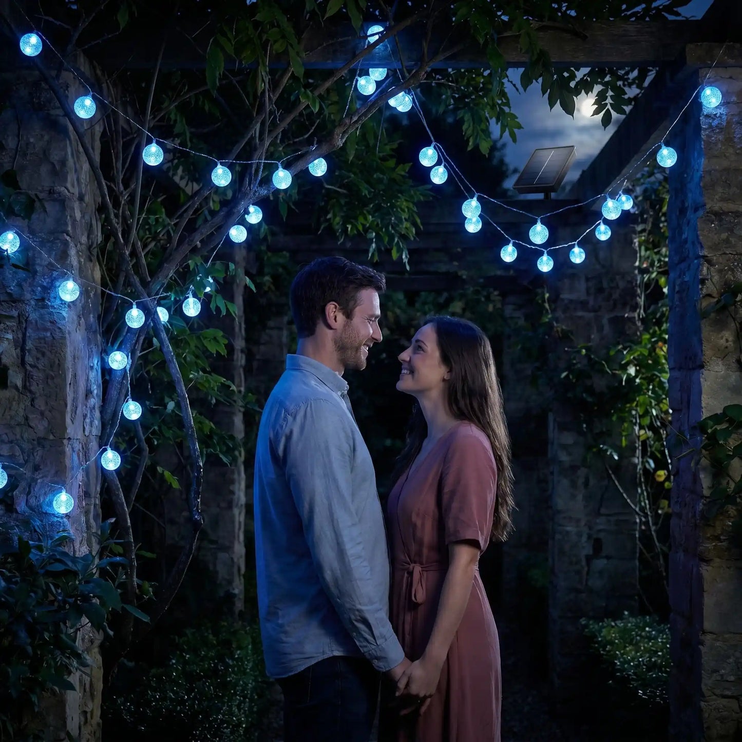 sous guirlande lumineuse extérieur solaires bleue amoureux se regardent